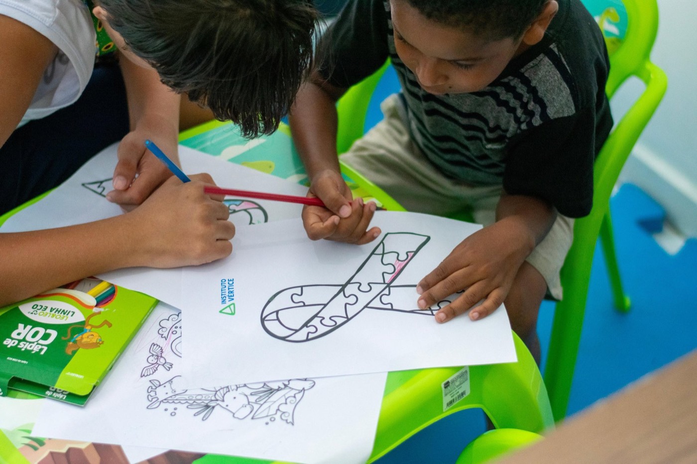 Crianças desenhando em oficina do Instituto Vértice